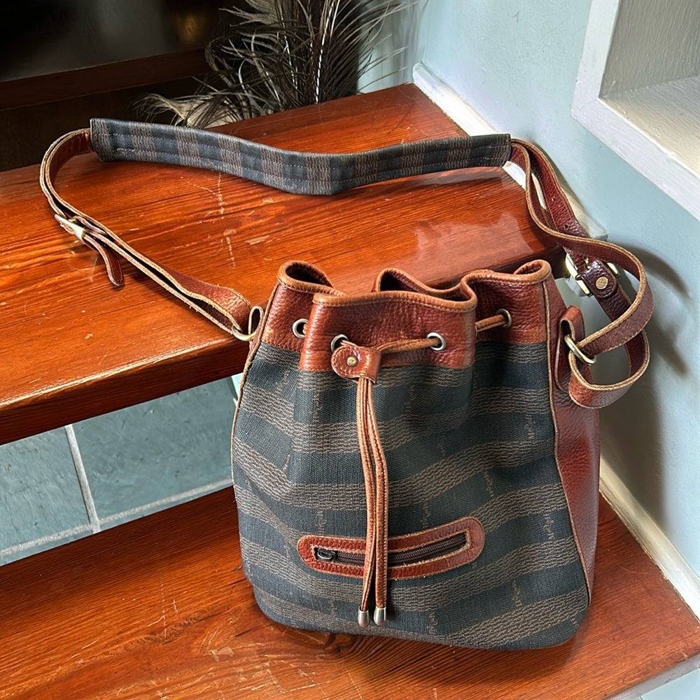 Great condition, missing clasp on zipper as shown in photo 2.